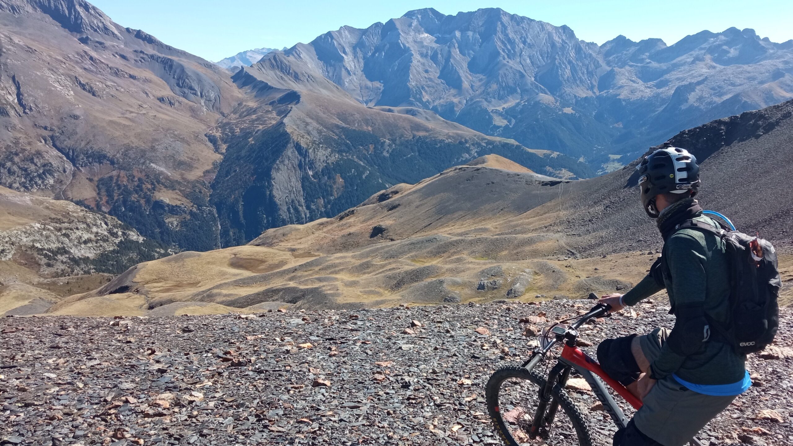 Vista desde el Puerto de la Madera: Ciclomontañismo en el Valle de Chistau